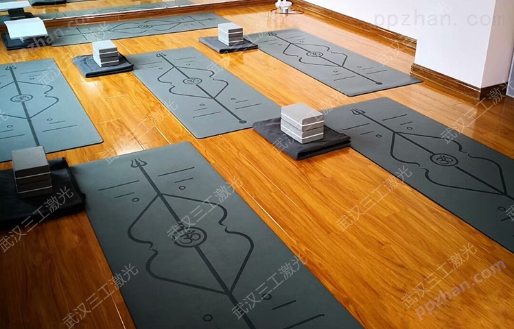 瑜伽垫图案激光雕刻机-健身垫激光刻花工艺